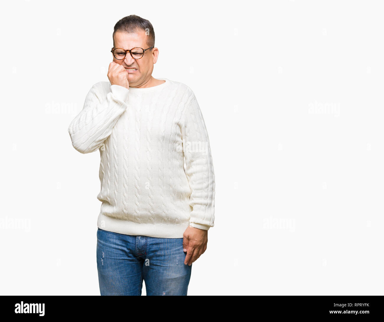 L'âge moyen de l'homme arabes portant des lunettes au fond isolé à souligné et nerveux avec les mains sur la bouche de mordre les ongles. Problème d'anxiété. Banque D'Images