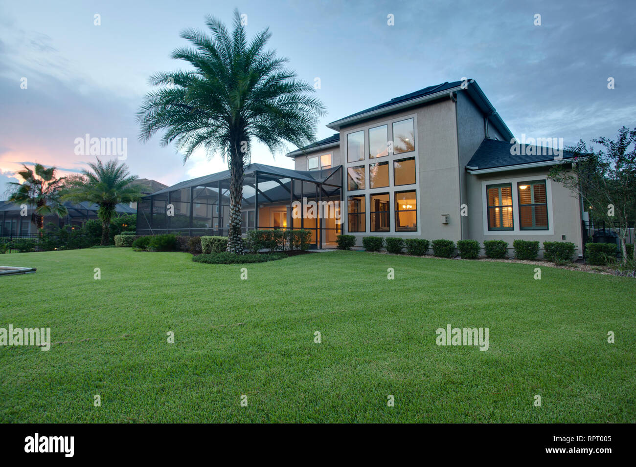 Accueil de luxe Crépuscule Extérieur Nuit Aube Coucher de pelouse lampes de l'activée paysage Orientation horizontale Banque D'Images Accueil de luxe Crépuscule Extérieur Nuit Aube Coucher de pelouse lampes de l'activée paysage Orientation horizontale Banque D'Images