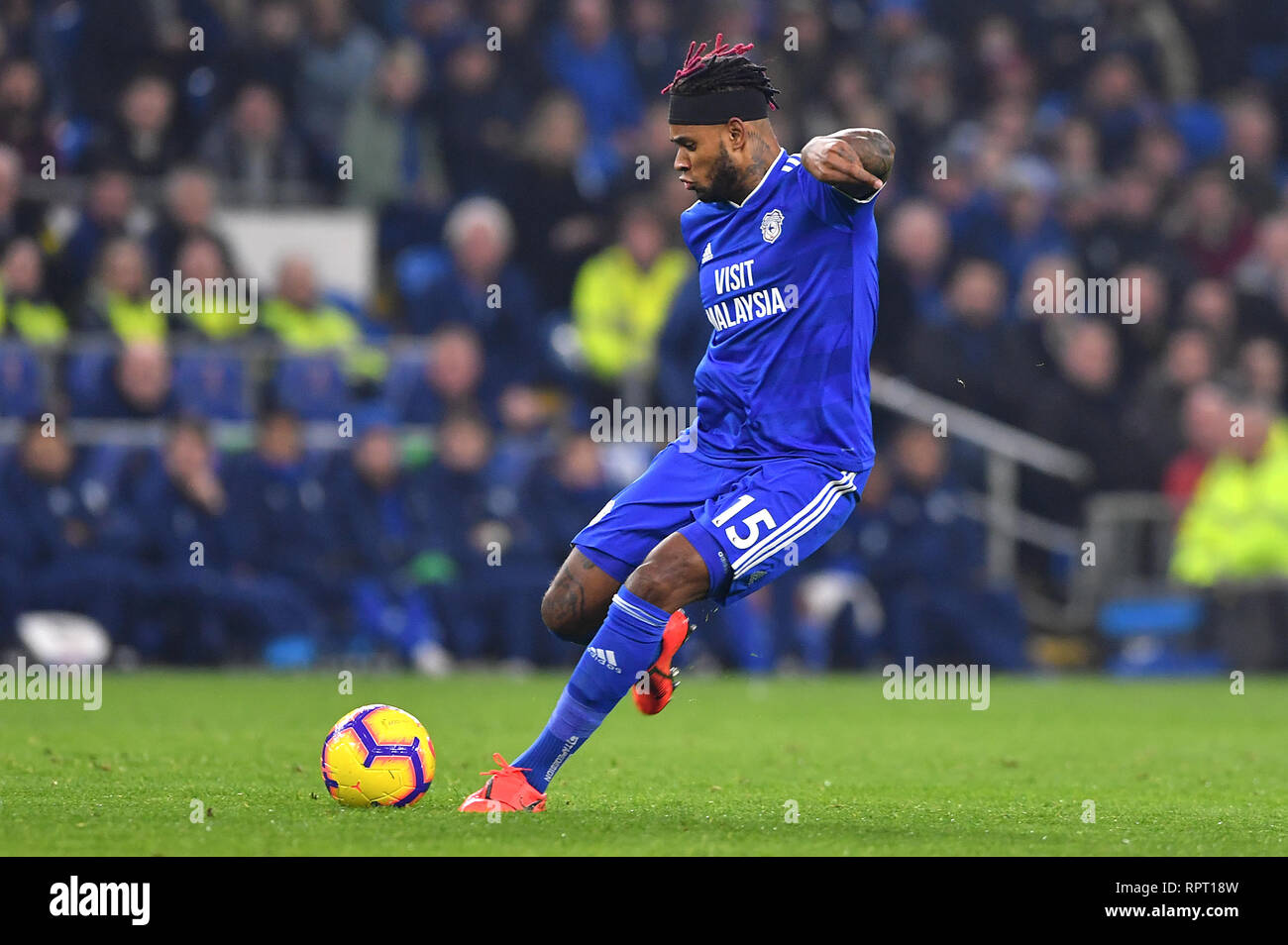 La ville de Cardiff Leandro Bacuna tire vers le but lors de la Premier League match au Cardiff City Stadium. Banque D'Images