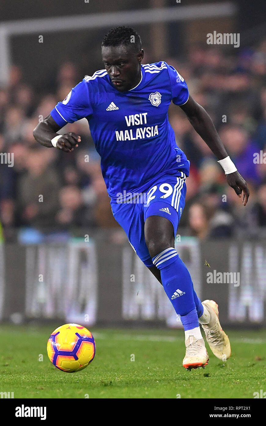 La ville de Cardiff Oumar Niasse en action au cours de la Premier League match au Cardiff City Stadium. Banque D'Images