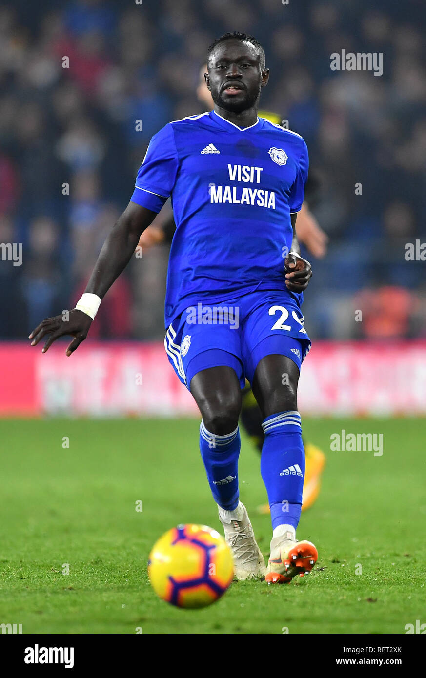 La ville de Cardiff Oumar Niasse en action au cours de la Premier League match au Cardiff City Stadium. Banque D'Images