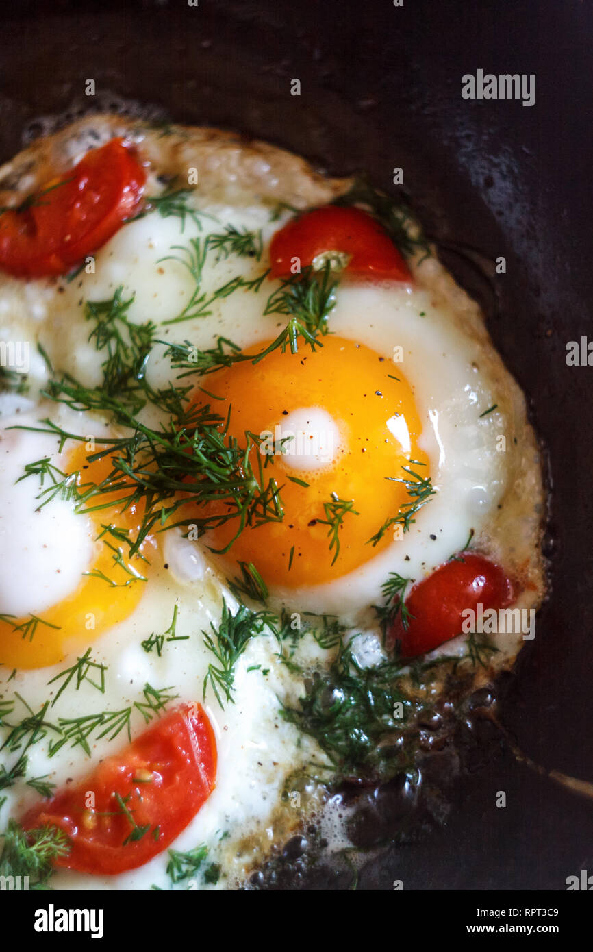 Oeufs Au Plat Avec Des Legumes Et Fines Herbes Dans Une Casserole Sur Le Feu Sur La Cuisiniere Cuisinier Vue De Dessus Close Up Concept Petit Dejeuner Sain Fly Lay Photo Stock Alamy
