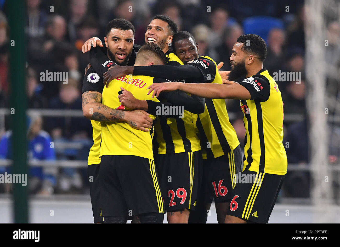 Gerard Deulofeu de Watford (à gauche) célèbre marquant son troisième but du côté du jeu avec ses coéquipiers au cours de la Premier League match au Cardiff City Stadium. Banque D'Images