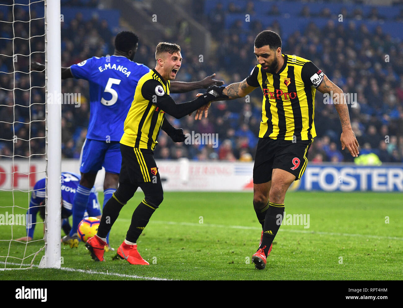 Troy Deeney de Watford (à droite) célèbre marquant son quatrième but du côté du jeu avec son coéquipier Gerard Deulofeu au cours de la Premier League match au Cardiff City Stadium. Banque D'Images