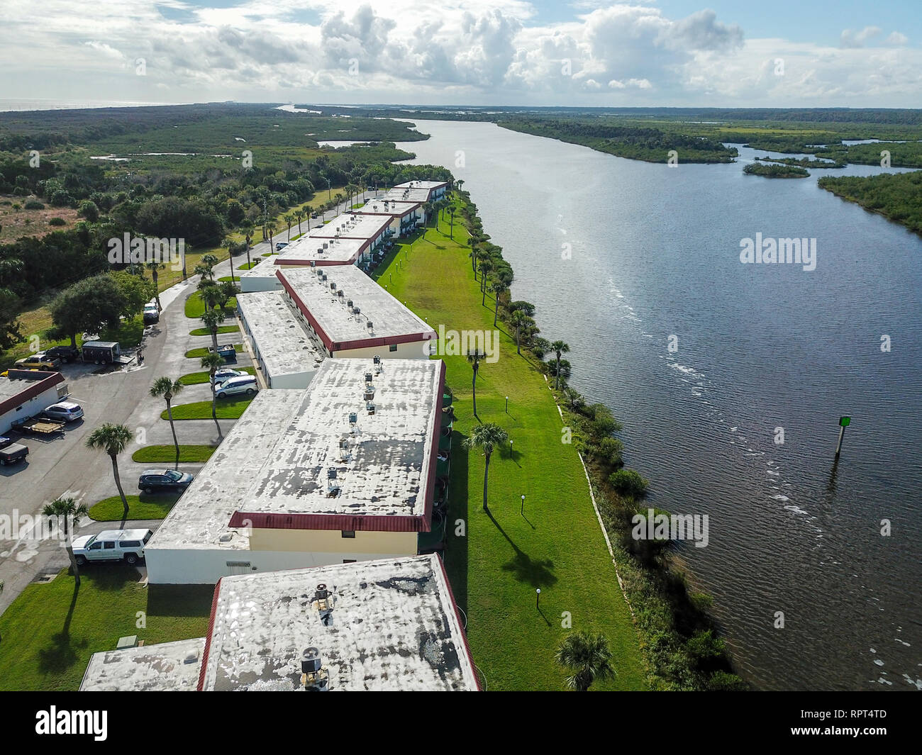 Des immeubles commerciaux dans une rangée sur le bord de la rivière drone aérien tourné de jour Nature dehors Banque D'Images Des immeubles commerciaux dans une rangée sur le bord de la rivière drone aérien tourné de jour Nature dehors Banque D'Images