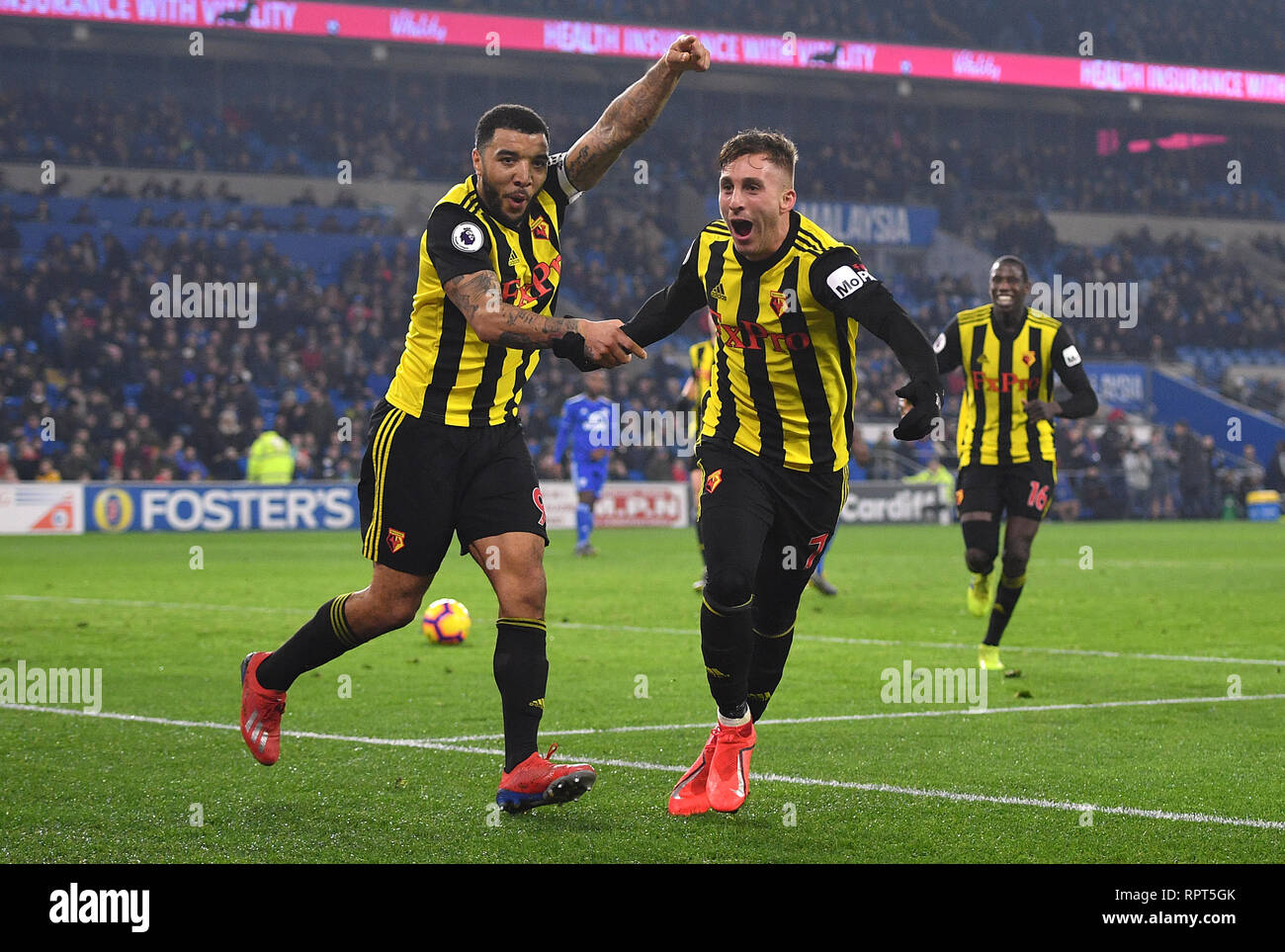 Troy Deeney de Watford (à gauche) célèbre marquant son quatrième but du côté du jeu avec son coéquipier Gerard Deulofeu au cours de la Premier League match au Cardiff City Stadium. Banque D'Images