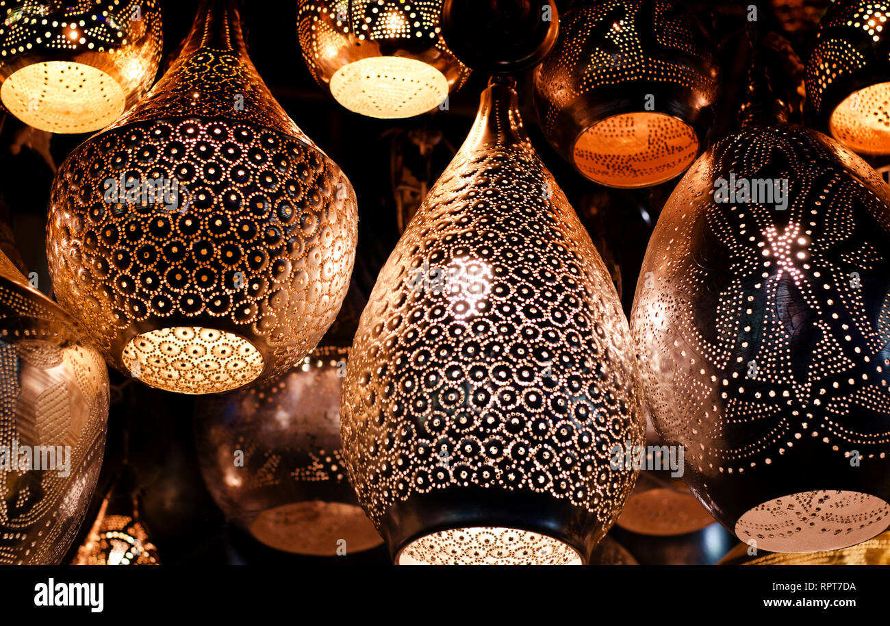 Lanterne islamique traditionnelle sur un magasin d'un ancien marché arabe. Banque D'Images