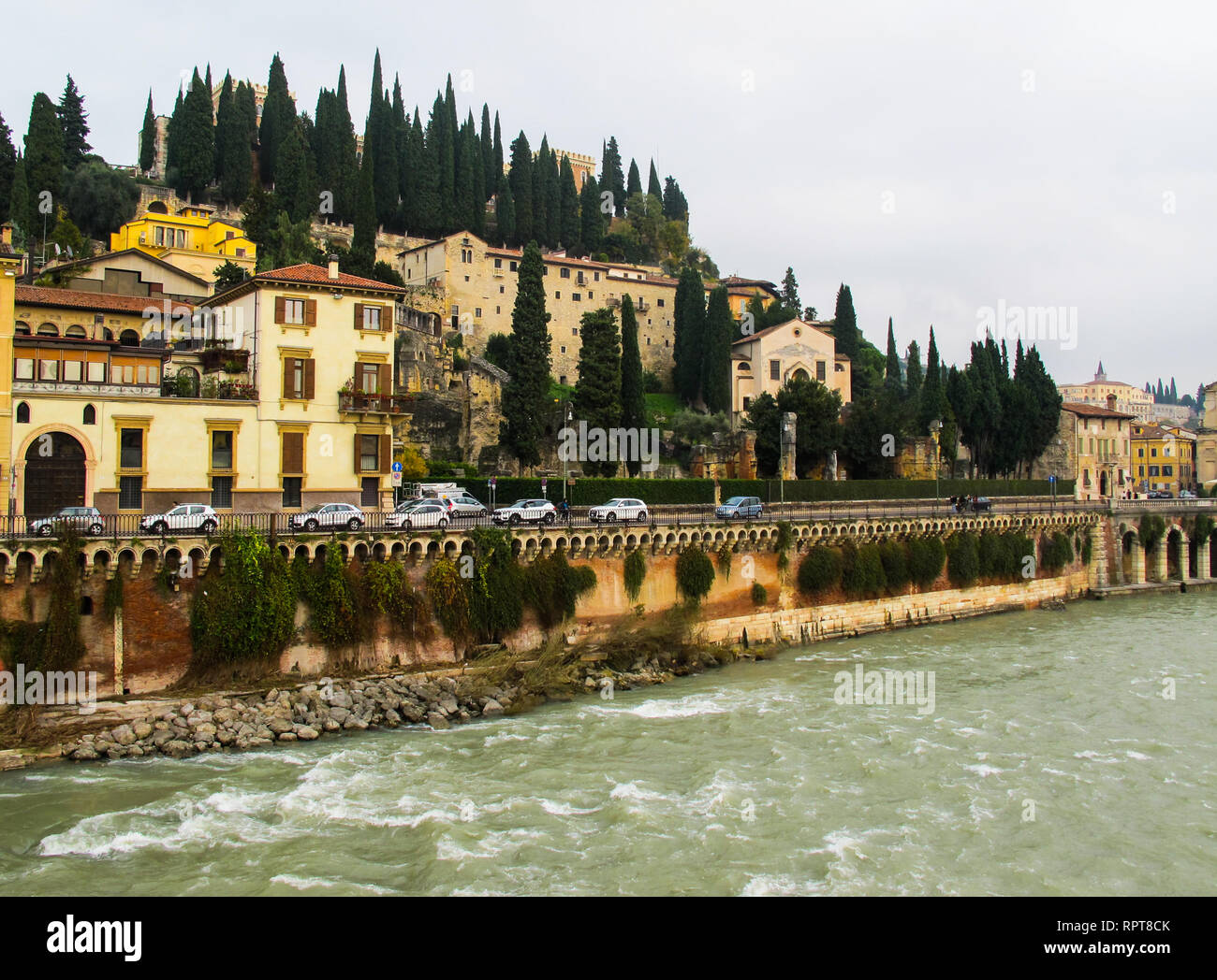 Belle vue sur Château de San Pietro (St.Peter's Castle), l'Adige et la ville de Vérone, Italie Banque D'Images