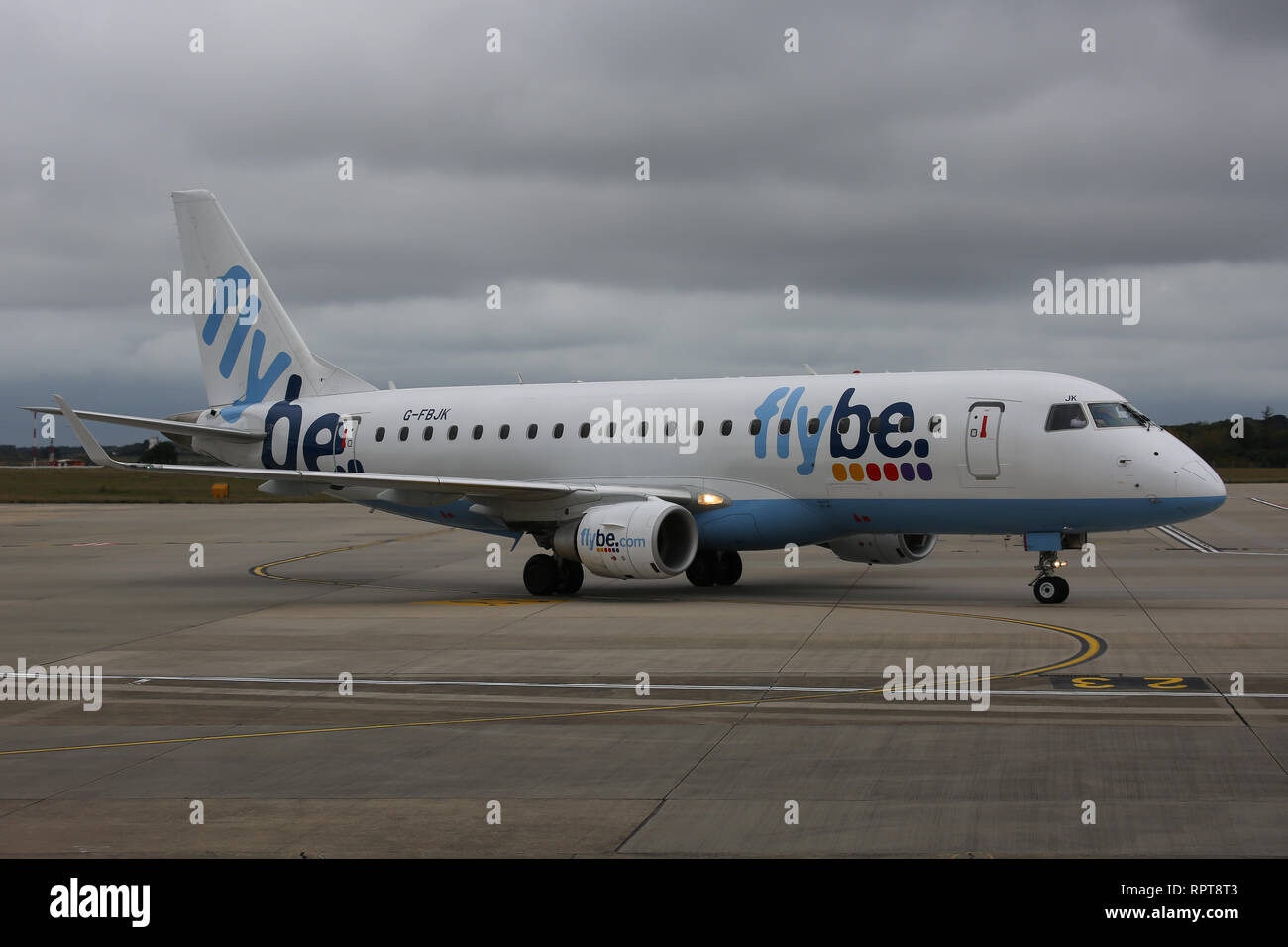 Un Embraer 175, exploité par FlyBE, atterrit à l'aéroport de Jersey Banque D'Images