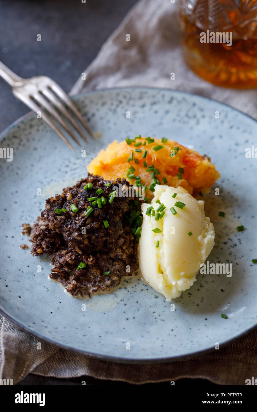 Plat écossais de Haggis, Neeps et Tatties, repas servi traditionnellement à Burns Night Banque D'Images