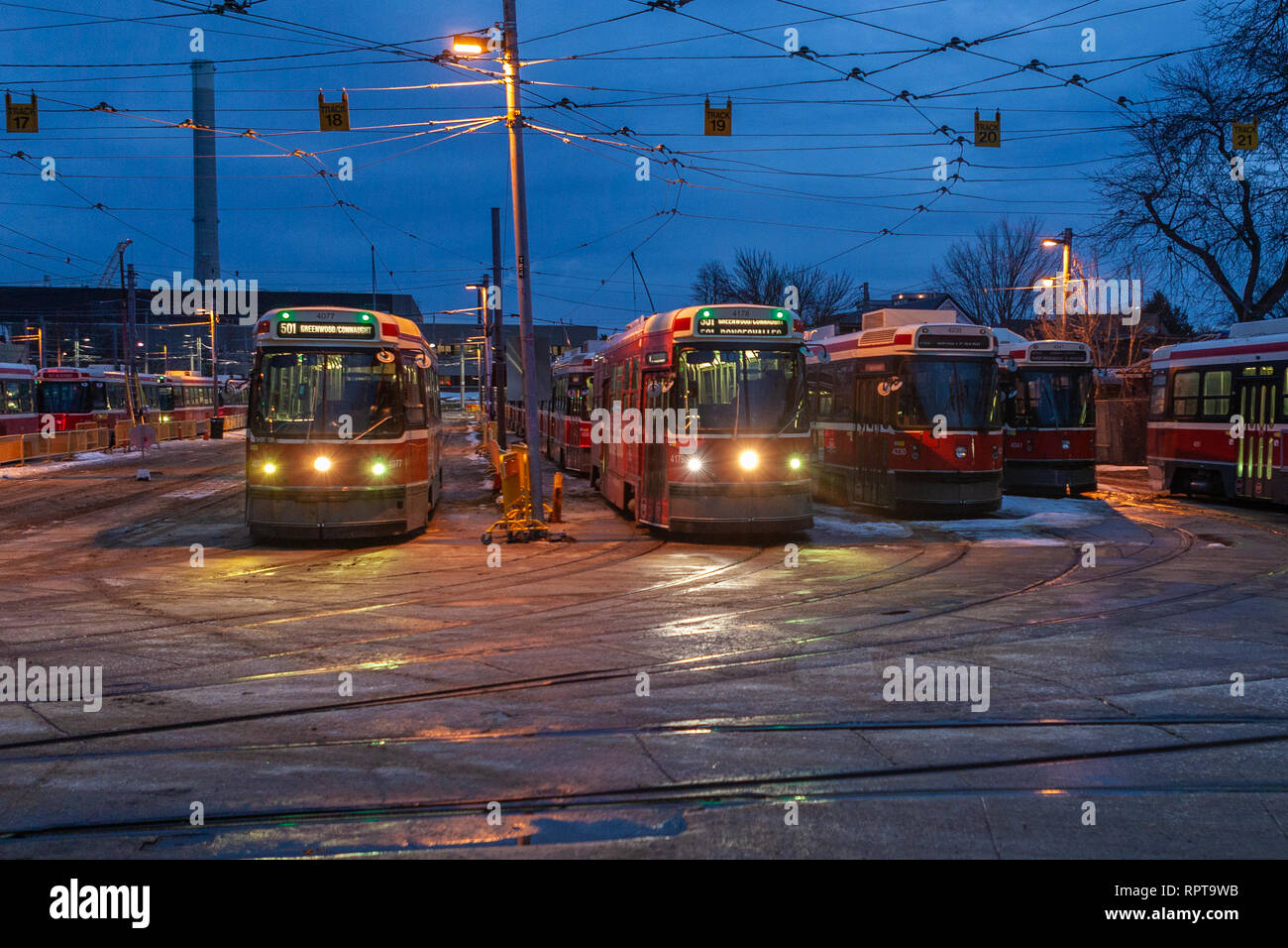 Le tramway classique dans le centre-ville de Toronto, le Lesliewille avec vue sur câbles aériens et chariot pôles. Paysage urbain - l'image animée Banque D'Images