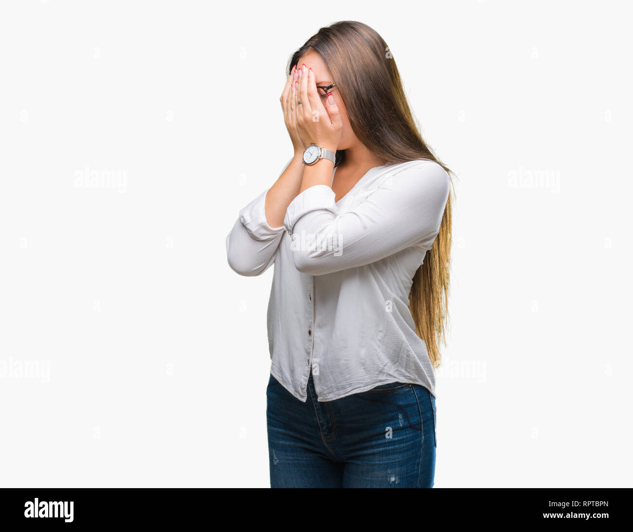 Young caucasian beautiful business woman wearing glasses sur fond isolé avec expression triste couvrant le visage avec les mains en pleurant. Ambient Depressio Banque D'Images