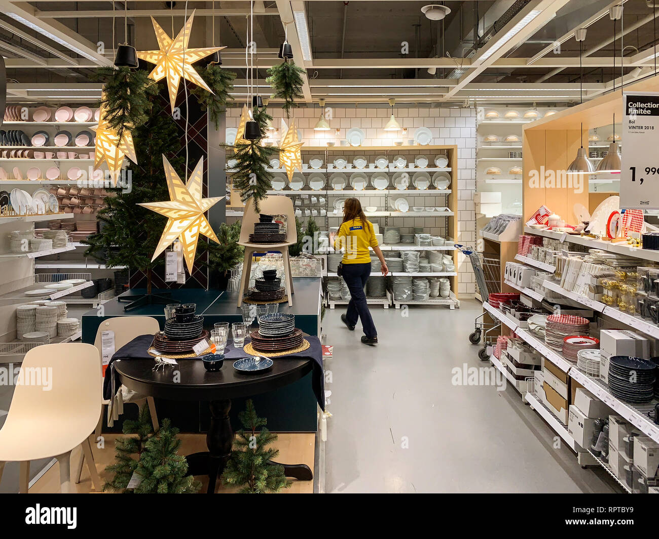 Paris France Lit Bebe 23 18 Magasin Ikea Se Preparer Pour Les Fetes De Noel Et Nouvel An Vacances Avec Des Cadeaux Speciaux Et Promotions De Vente Articles Dans Le