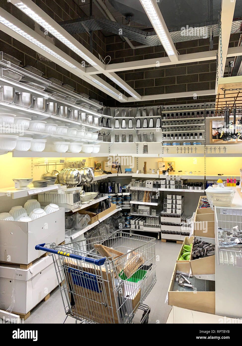PARIS, FRANCE - Lit bébé 23, 2018 : l'intérieur de l'élégant magasin de  meubles IKEA avec vaisselle et autres objets accueil décorations et autres  ustensiles de cuisine et panier Photo Stock - Alamy