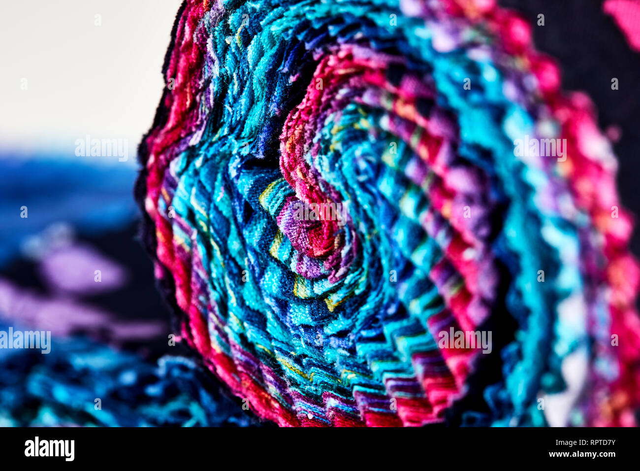 Close Up of Multi-couleur des restes de tissu en question roule pour créer un motif avec une faible profondeur de champ Banque D'Images