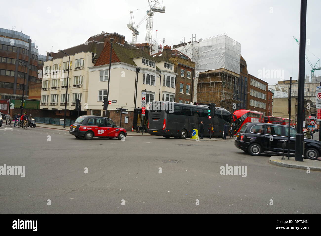 La jonction de Whitechapel High Street et Middlesex Street à Algate, Londres, Angleterre, U.K Banque D'Images