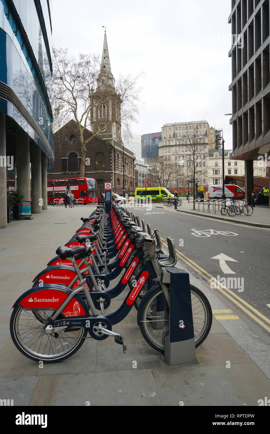 Boris et Santander, vélos, pistes cyclables sur une rue Houndsditch à Algate, Londres, Angleterre, Royaume-Uni Banque D'Images