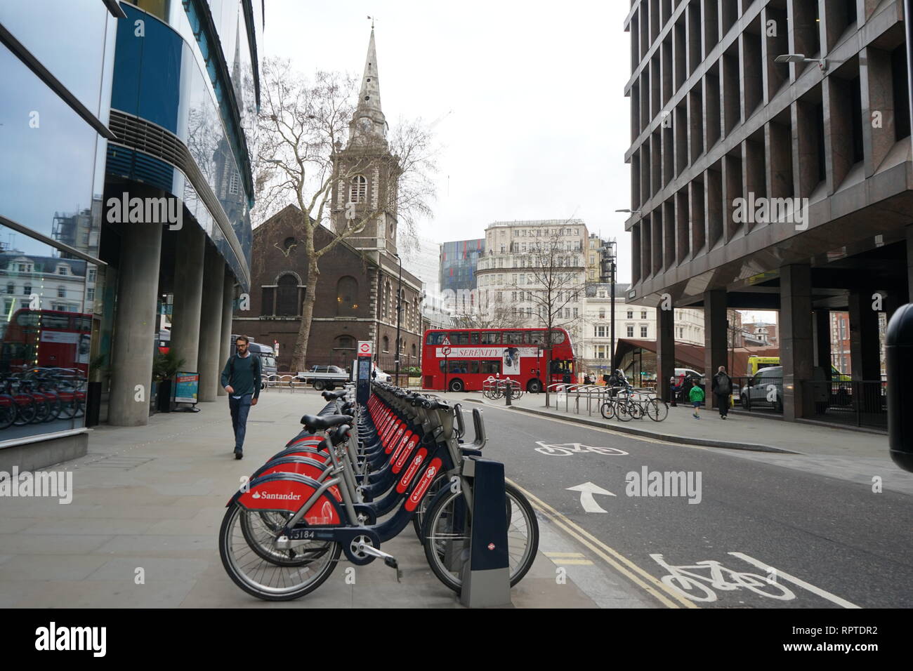 Boris et Santander, vélos, pistes cyclables sur une rue Houndsditch à Algate, Londres, Angleterre, Royaume-Uni Banque D'Images