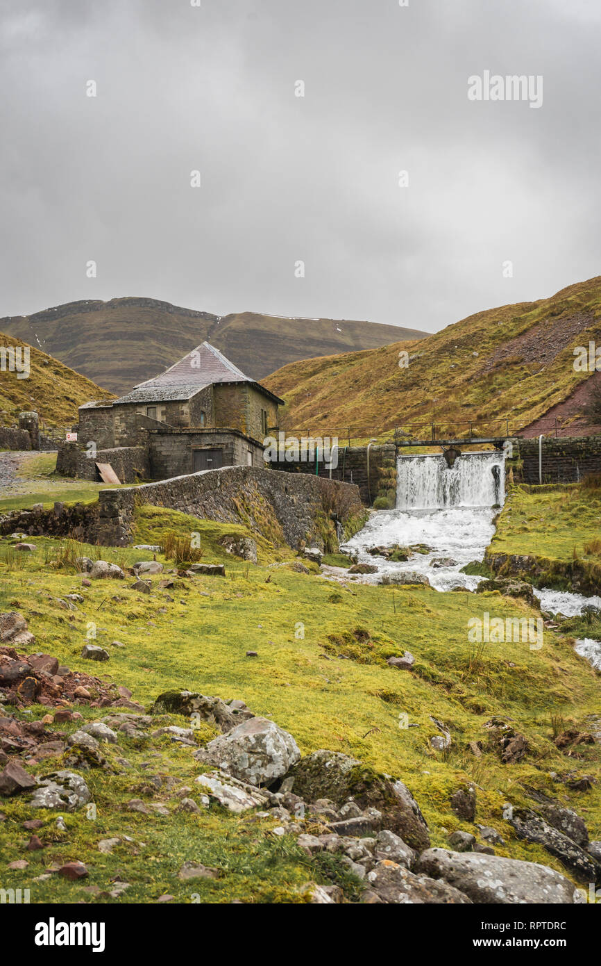 Et la rivière Afon Sawdde Carmarthen Fans avec le pic de Picws Du durant l'hiver dans le parc national de Brecon Beacons, dans le sud du Pays de Galles, Royaume-Uni Banque D'Images