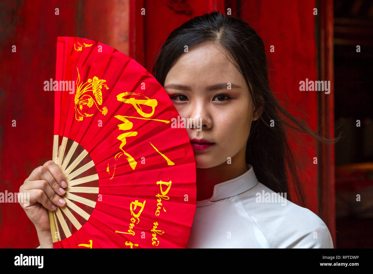 Jeune femme vietnamienne posant avec un éventail fait de bambou et papier. Emplacement ; en Temple de la littérature, Hanoi, Vietnam. Banque D'Images