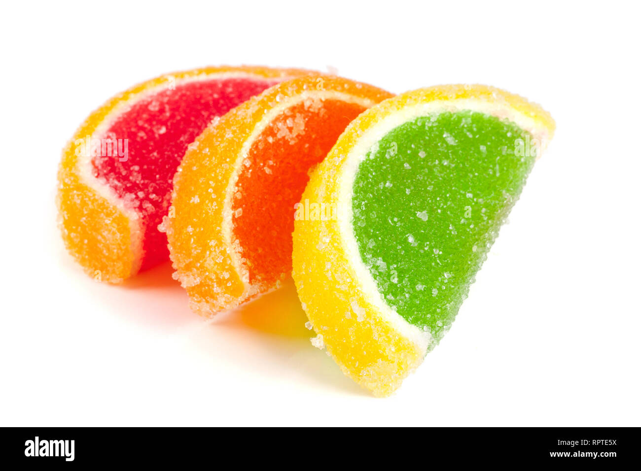 Les gelées colorées comme des tranches de citron et orange isolé sur fond blanc Banque D'Images