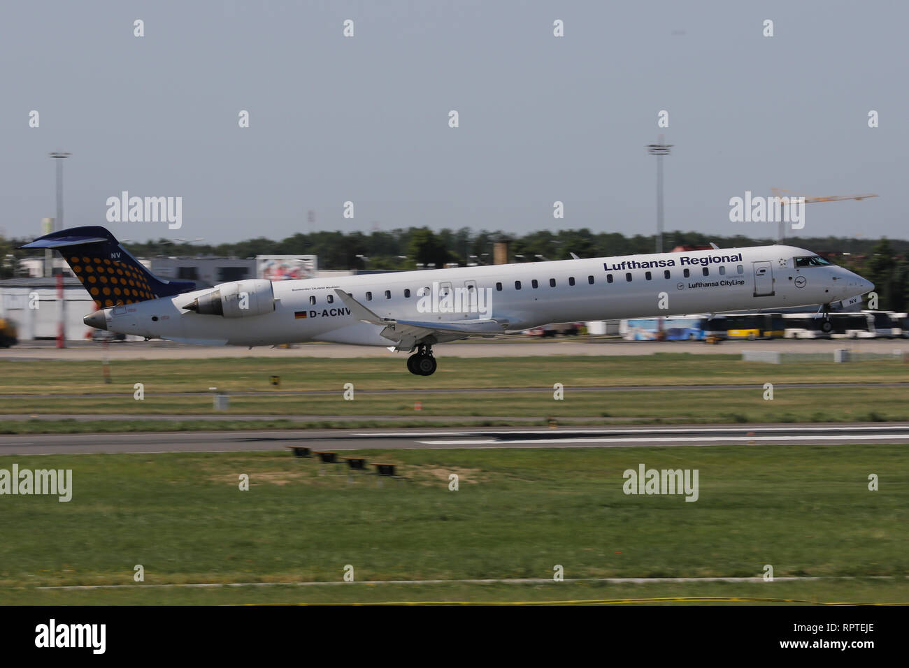 Un Bombardier CRJ-900LR (D-ACNV), exploité par Lufthansa CityLine, atterrit à l'aéroport de Poznan-Lawica en Pologne Banque D'Images