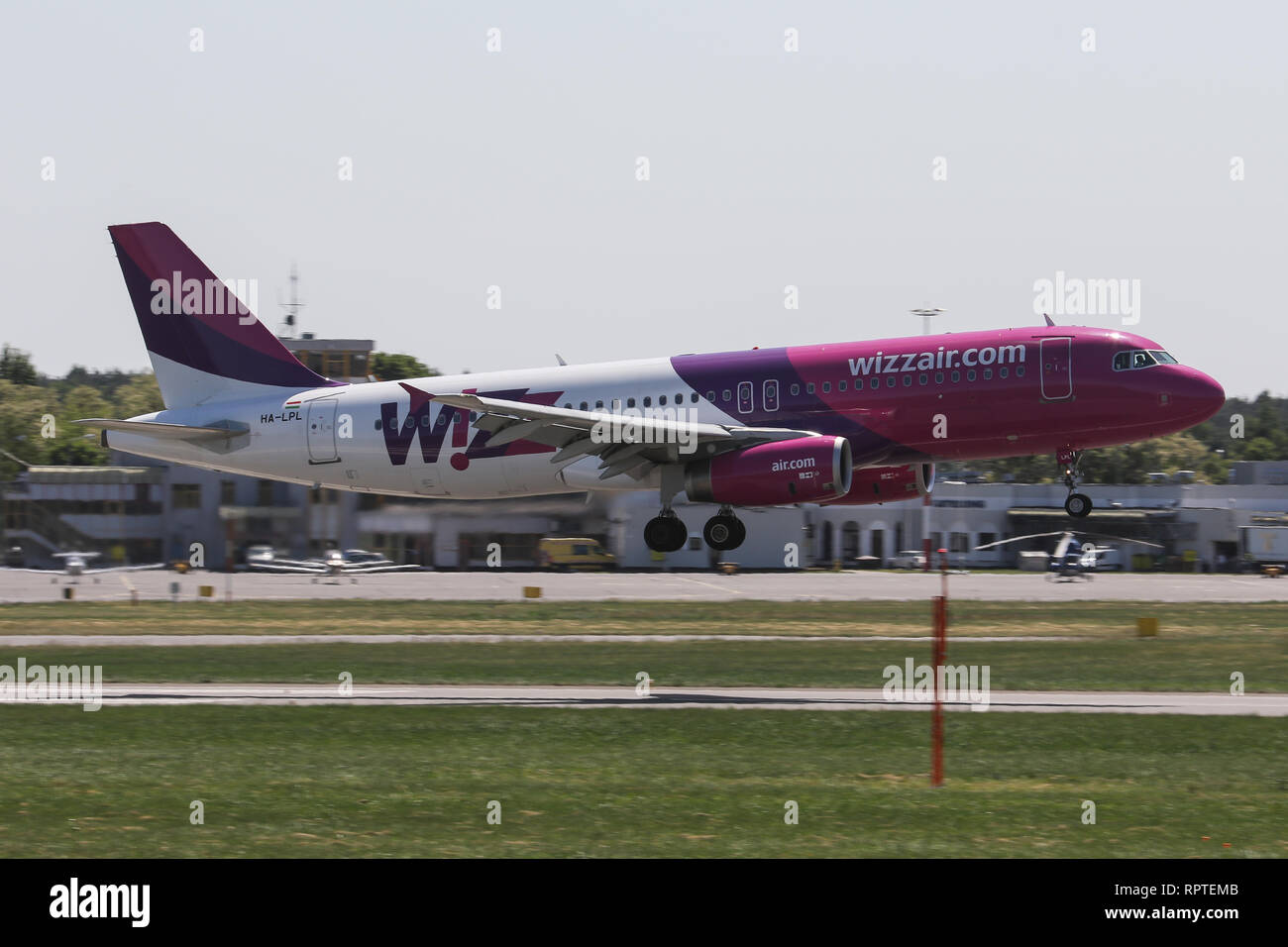 Un Airbus A320-200, exploité par Wizz Air, atterrit à l'aéroport de Poznan-Lawica en Pologne Banque D'Images