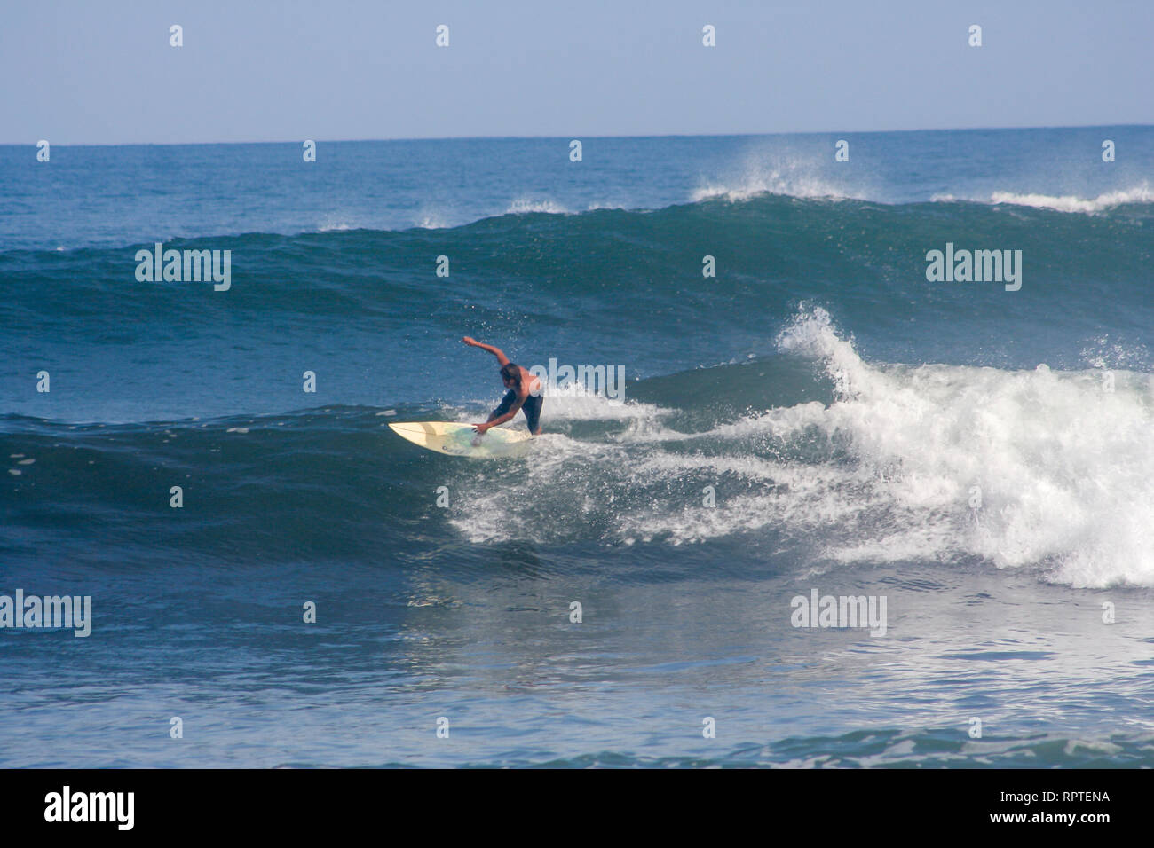 Surf à El Zonte, La Libertad, El Salvador Banque D'Images