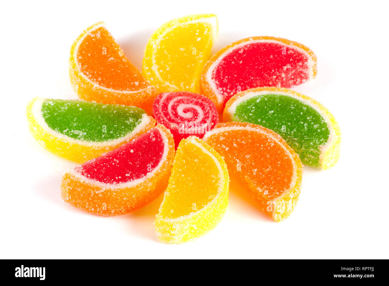 Les gelées colorées comme des tranches de citron et orange isolé sur fond blanc Banque D'Images