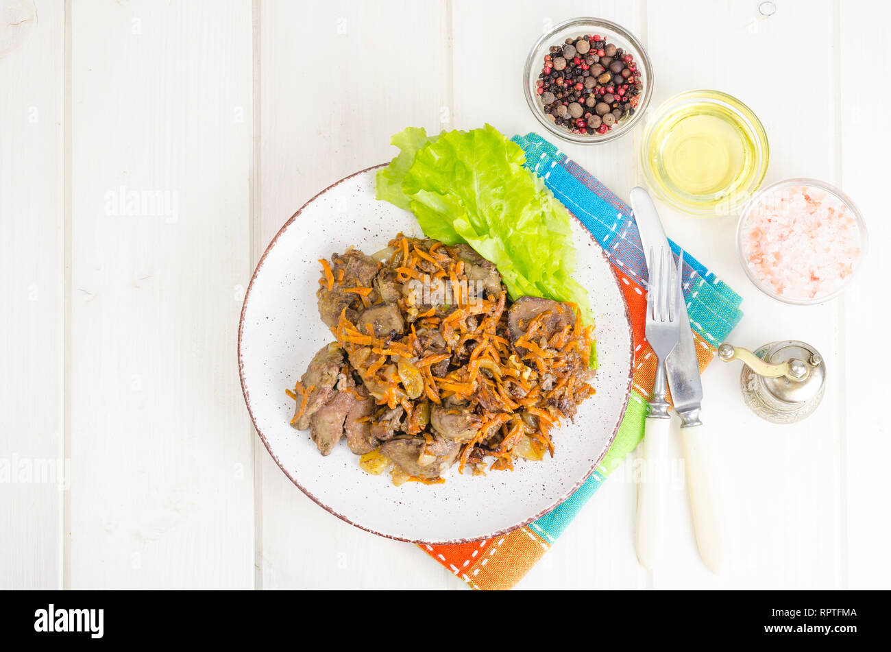 Foie de poulet frit avec carottes et oignons. Studio Photo Banque D'Images