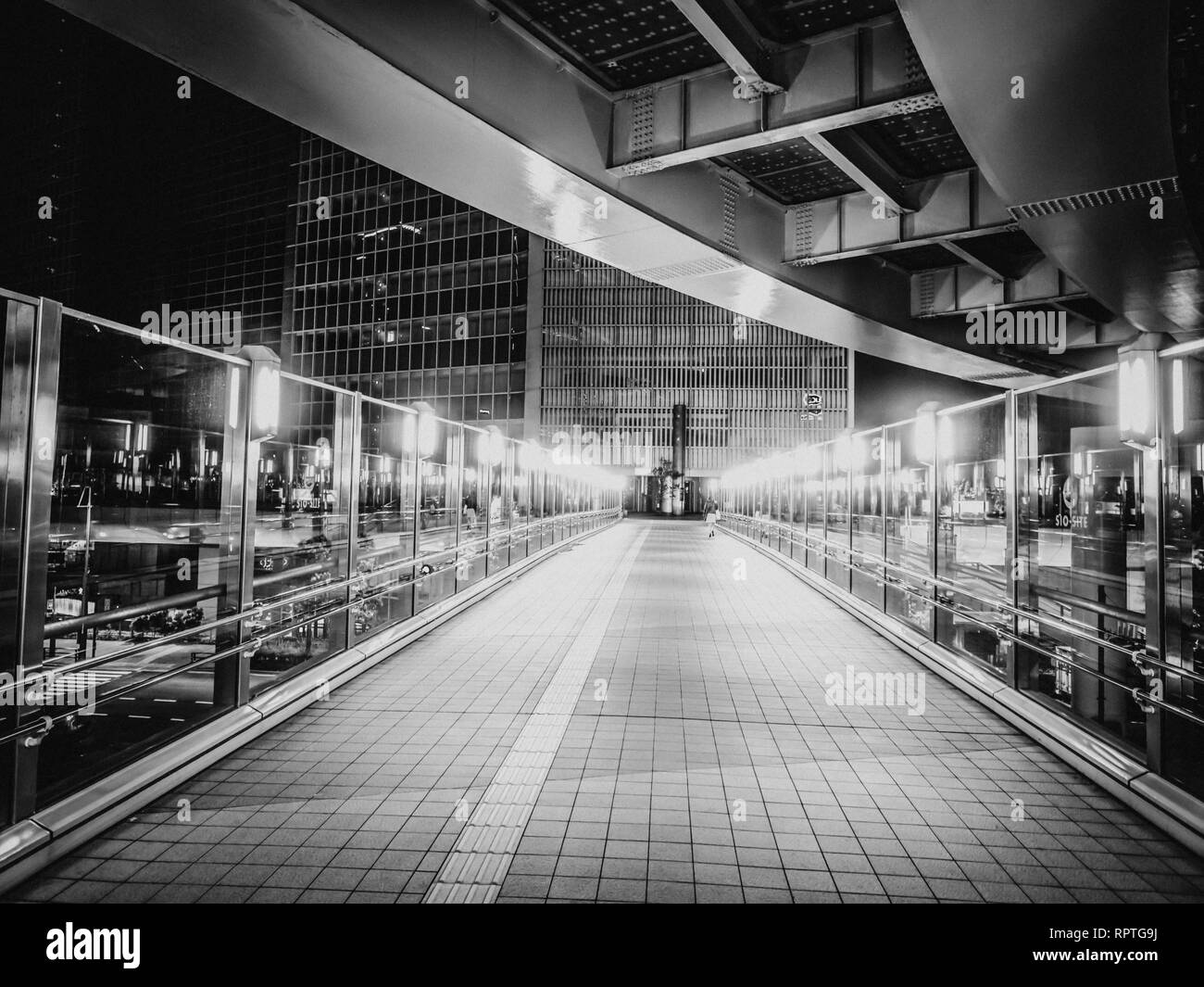 La gare de Shimbashi moderne à Tokyo la nuit - impressionnante architecture - TOKYO / Japon - le 12 juin, 2018 Banque D'Images