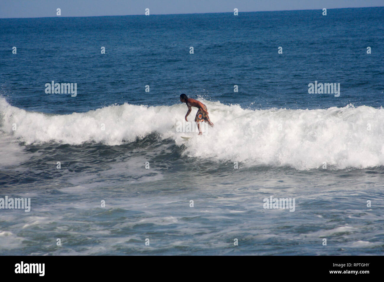 Surf à El Zonte, La Libertad, El Salvador Banque D'Images