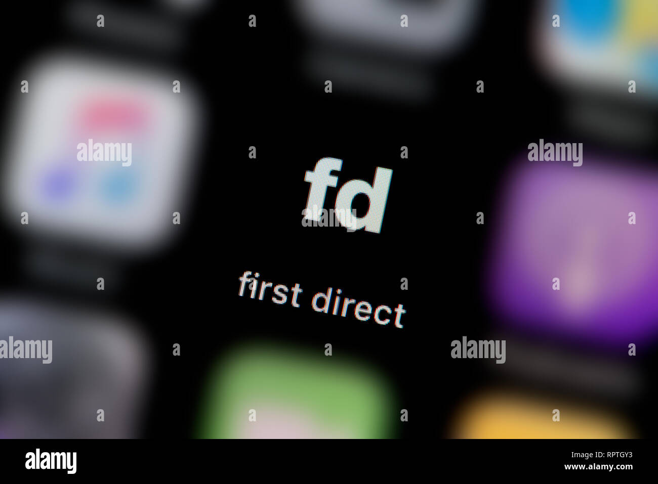 Un gros plan de la première icône de l'application directe, comme on le voit sur l'écran d'un téléphone intelligent (usage éditorial uniquement) Banque D'Images