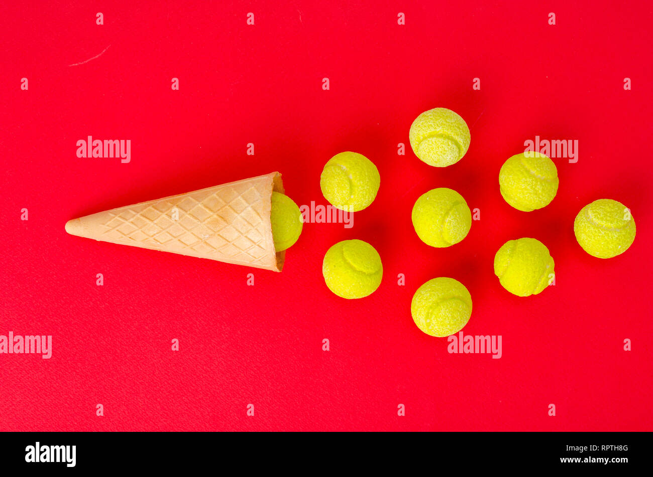 Cornet gaufré avec bandes de caoutchouc jaune sur fond lumineux. Studio Photo Banque D'Images