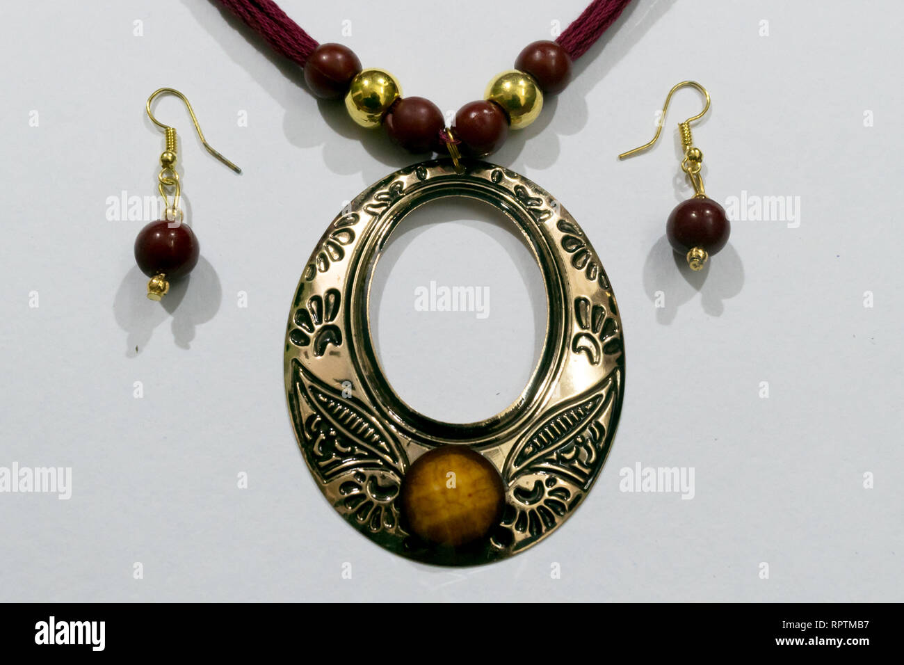 Des fils de soie artificielle indien designer chef Chaîne ou firme Maang Tikka ou classique avec Bracelet Boucles d collection. Bijoux de mode couleur Multi Banque D'Images