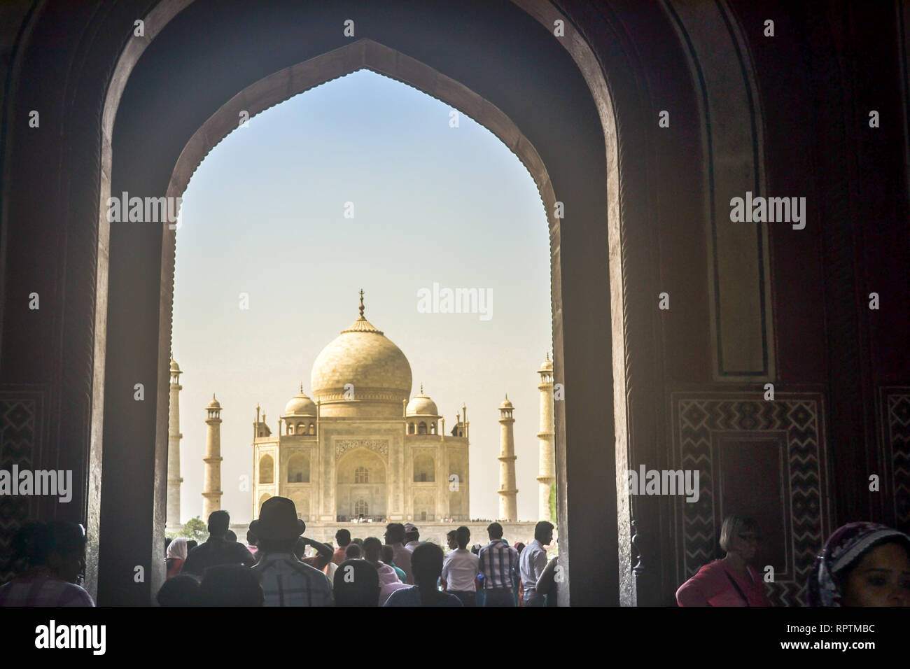 Agra, Inde, Jan 2019 : Le Taj Mahal, 'Crown des Palais", "joyau de l'art musulman' dans la réflexion de la lumière du soleil du soir. Son mausolée d'un empereur moghol Banque D'Images
