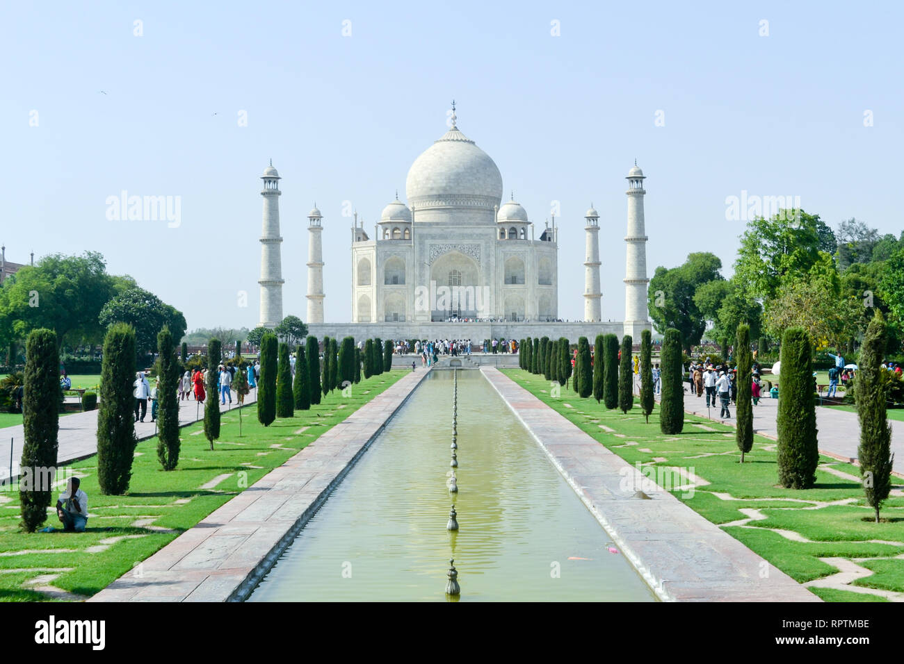 Agra, Inde, Jan 2019 : Le Taj Mahal, 'Crown des Palais", "joyau de l'art musulman' dans la réflexion de la lumière du soleil du soir. Son mausolée d'un empereur moghol Banque D'Images