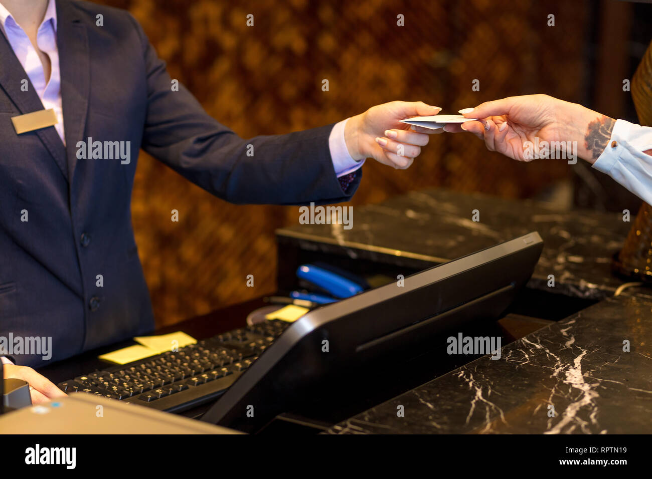 Opération facile, femme de payer avec une carte de crédit à la réception de l'hôtel, Close up. Banque D'Images