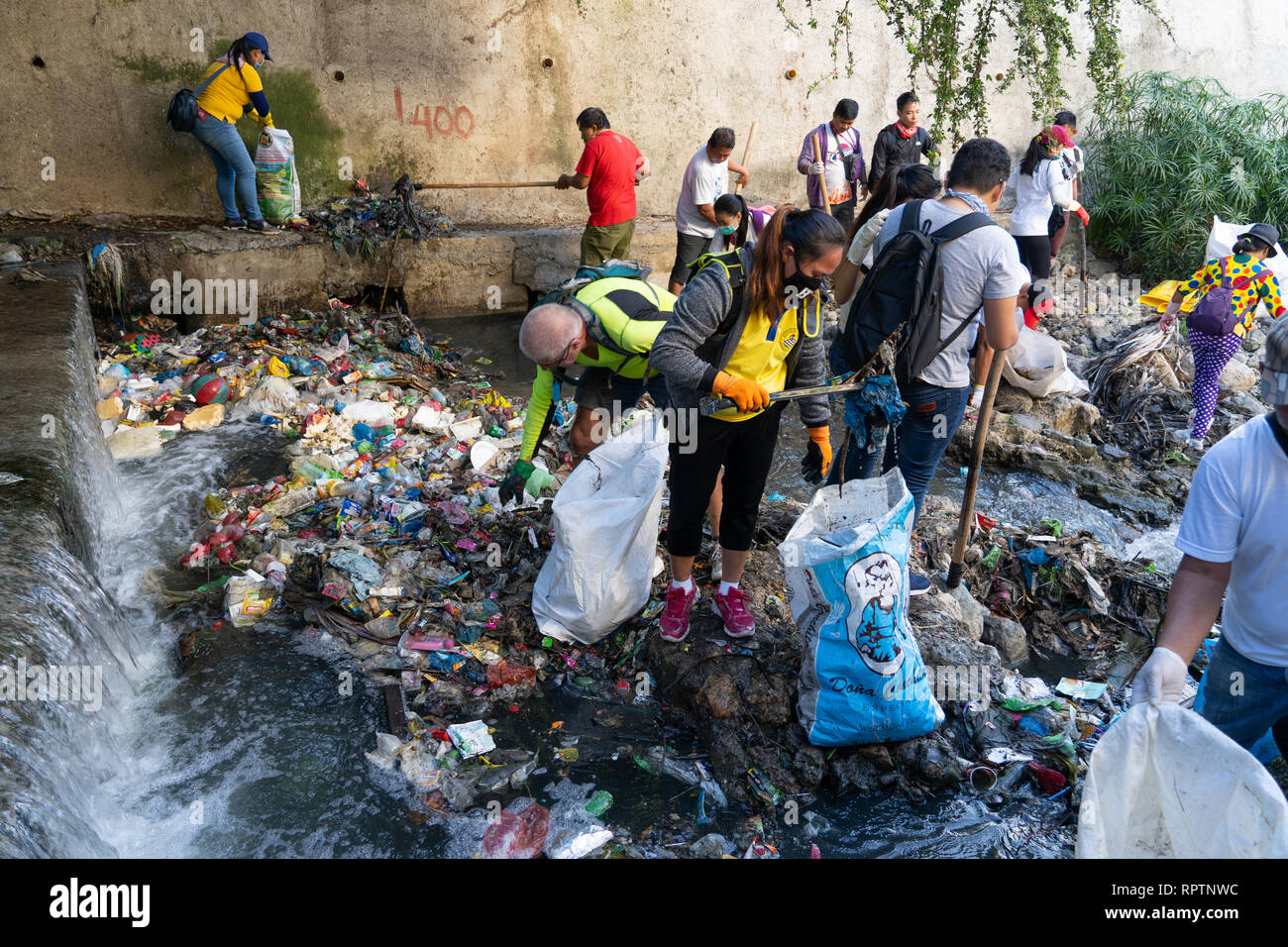 23/02/2019 Cebu City, Philippines. Des centaines de volontaires de l'aide sur une rivière nettoyer initiée par le Gouvernement de la ville de Cebu. Banque D'Images