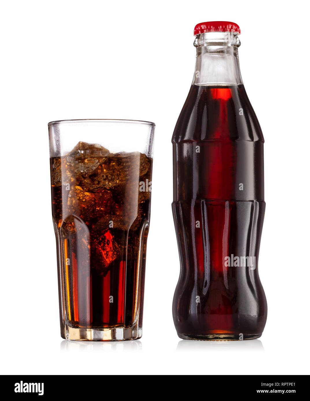 Boisson gazeuse marron en verre avec de la glace et de bouteille avec bouchon rouge Banque D'Images