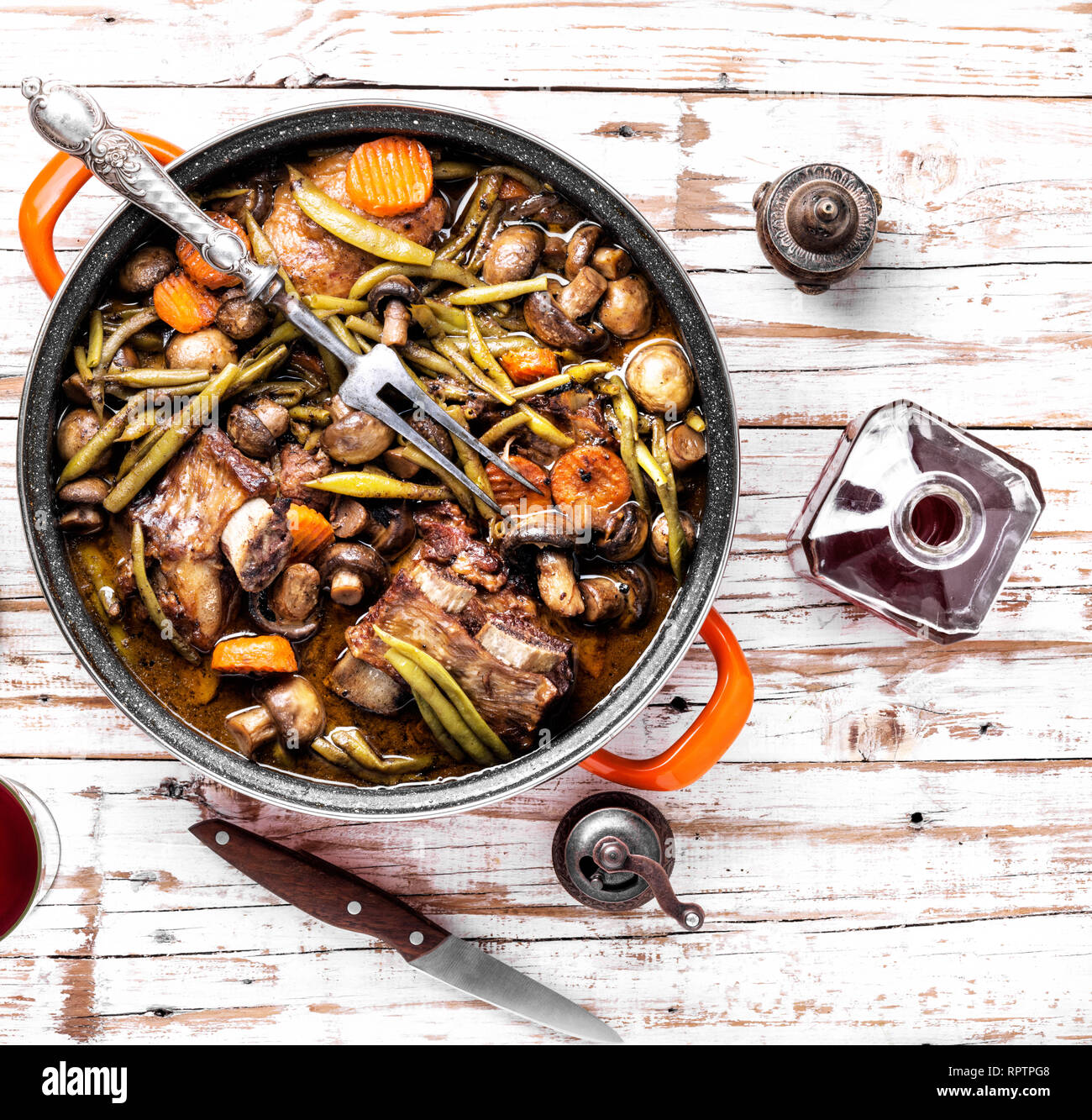 La cuisson de la viande en Bourgogne ou ragoût de boeuf bourguignon.La cuisine française Banque D'Images