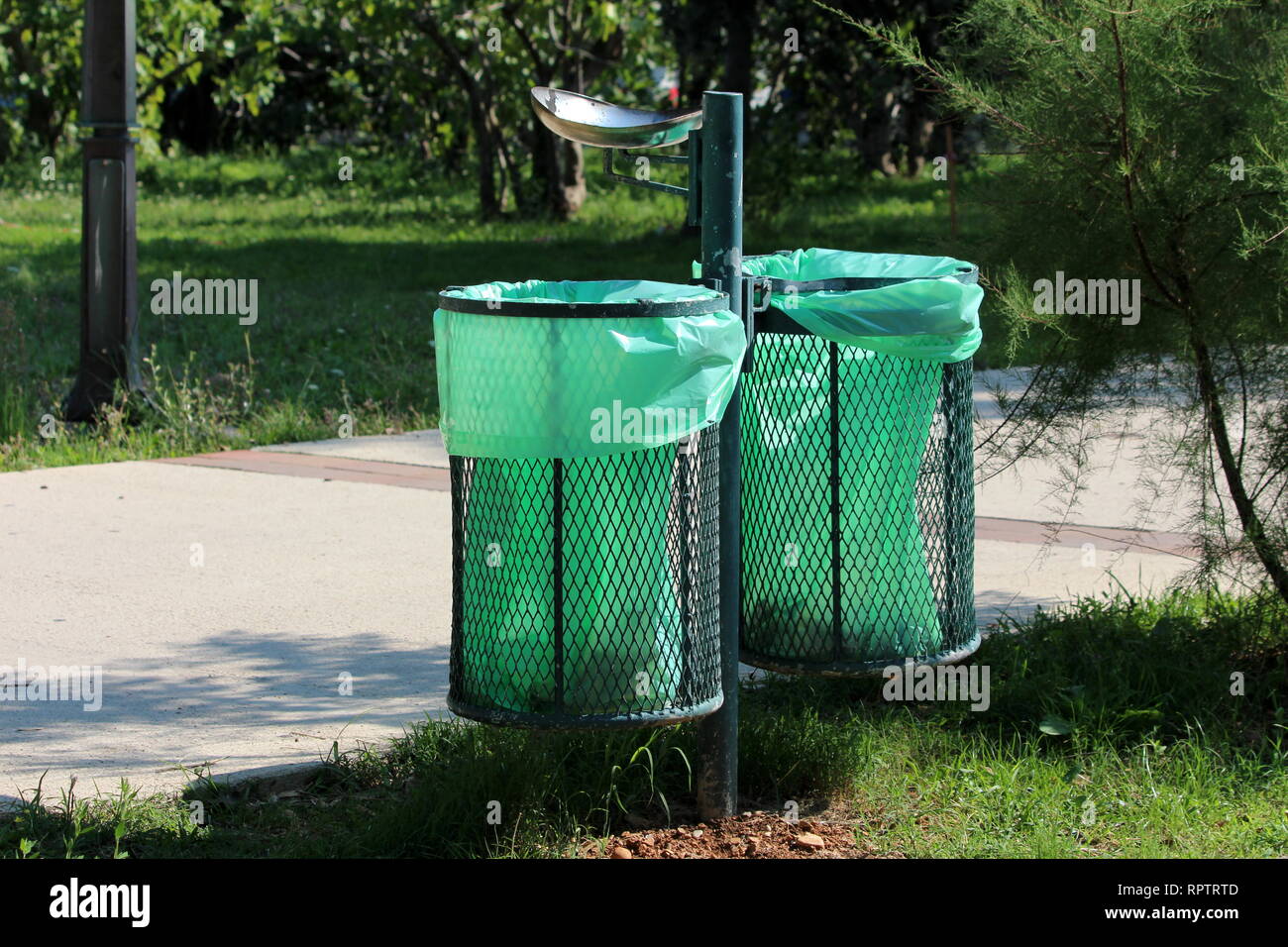 Poubelle publique Banque de photographies et d'images à haute résolution -  Alamy