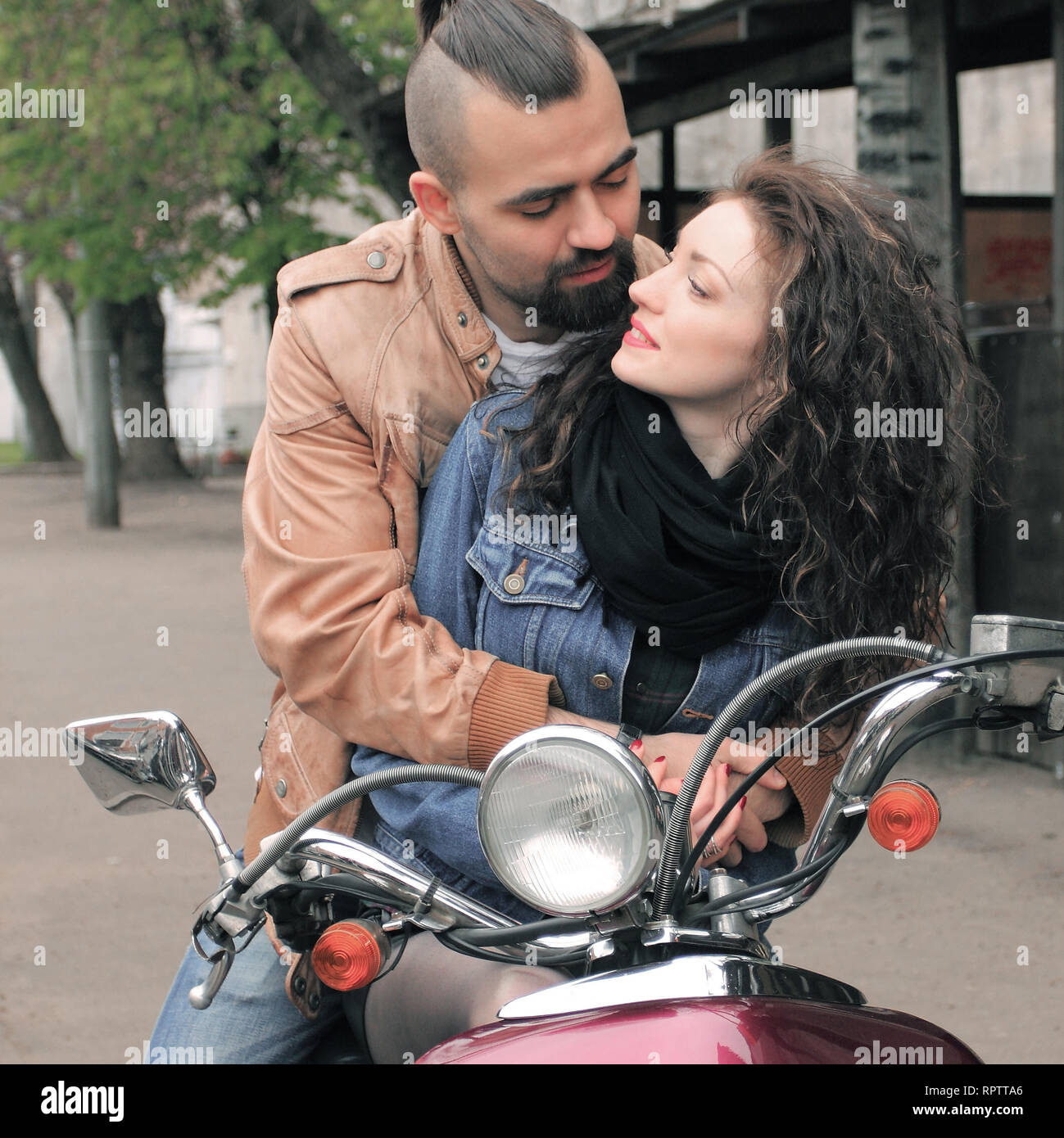 Loving couple riding a motorcycle . histoire d'amour Banque D'Images