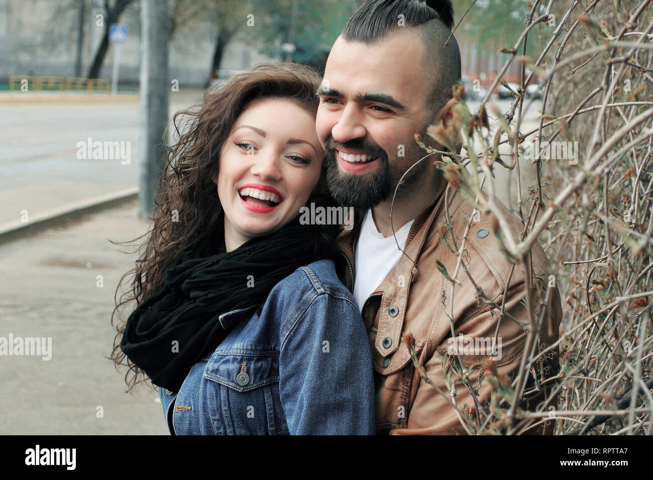 Couple heureux en amour sur une rue de la ville par une journée d'hiver. Banque D'Images