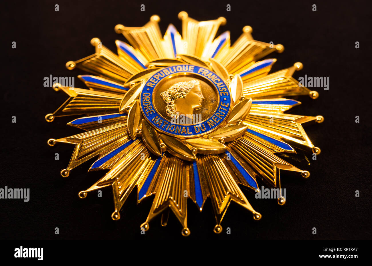 Grand-croix de l'Ordre National du Mérite, a conféré au président de Finlande Mauno Koivisto, le 25 novembre 1980. Banque D'Images