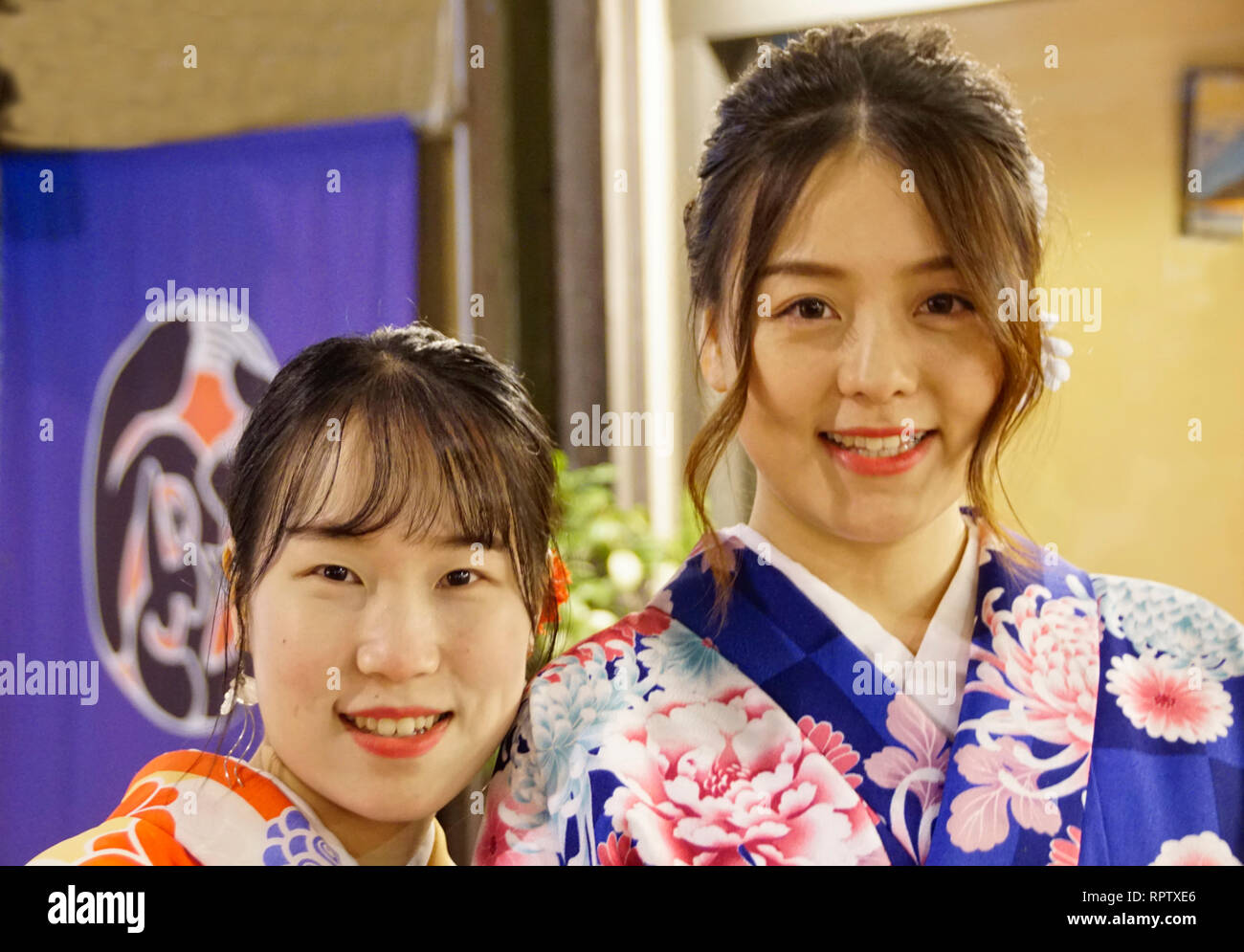 Les jeunes femmes en kimonos au Temple Sensoji shopping street Banque D'Images