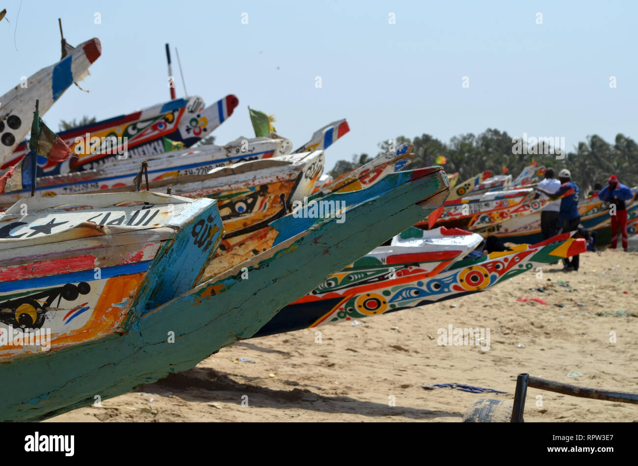 Pirogues artisanales à la plage de Mbour, la Petite Côte, au Sénégal Banque D'Images