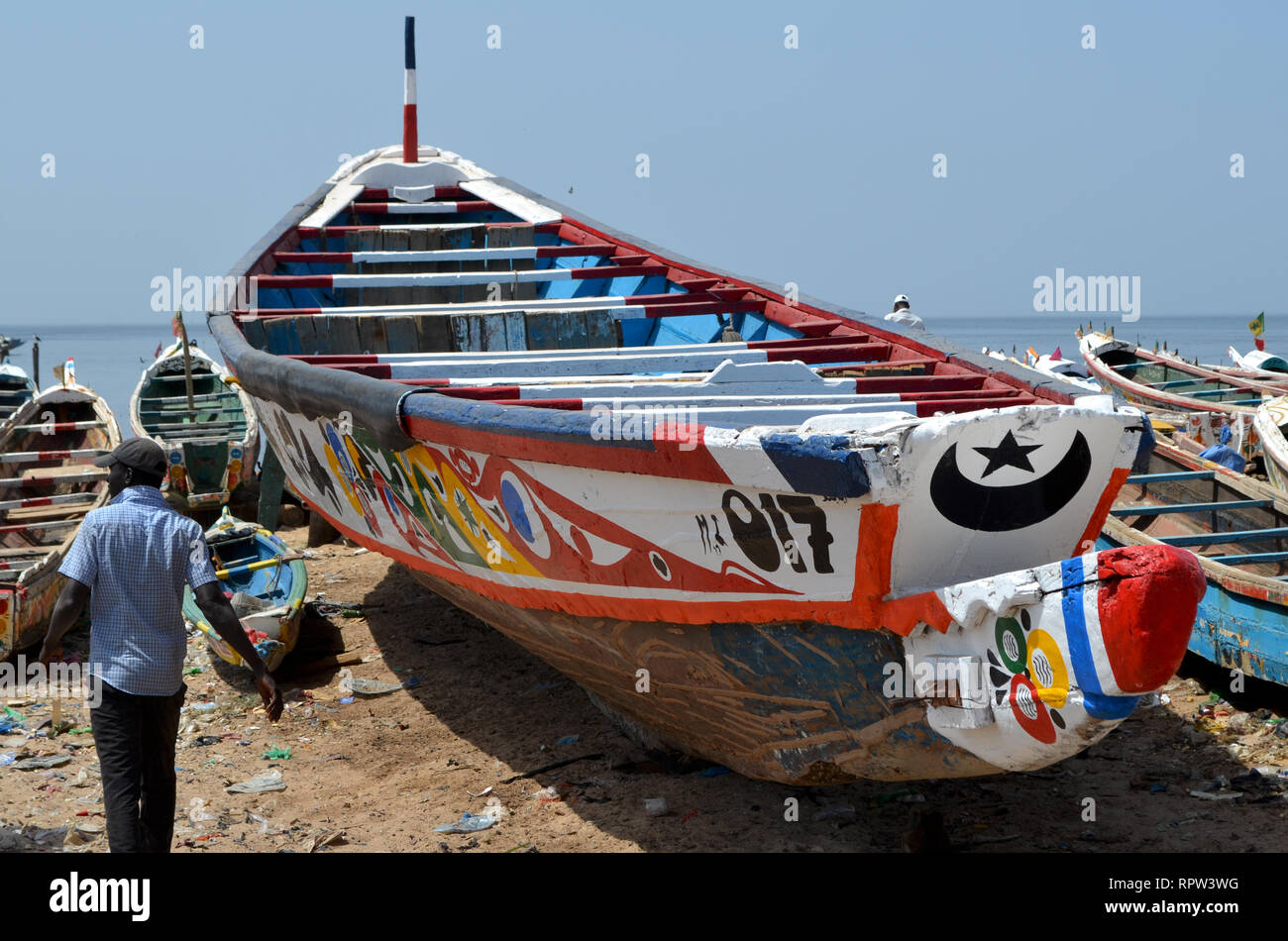 Pirogues artisanales à la plage de Mbour, la Petite Côte, au Sénégal Banque D'Images