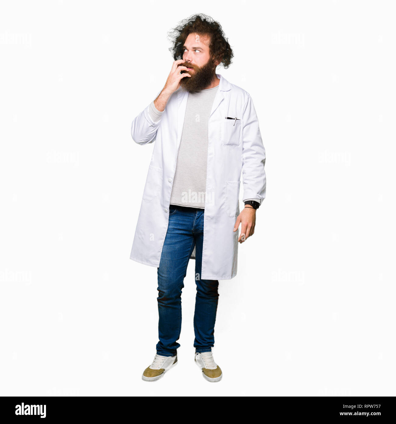 Scientifique fou avec drôle de longs cheveux à la recherche a souligné et nerveux avec les mains sur la bouche de mordre les ongles. Problème d'anxiété. Banque D'Images