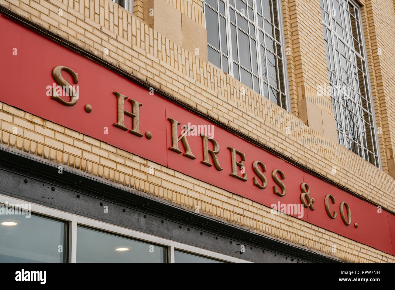 S.H. Kress department store panneau extérieur au-dessus de l'ancienne entrée principale de l'entreprise fermée à Montgomery, en Alabama, USA. Banque D'Images